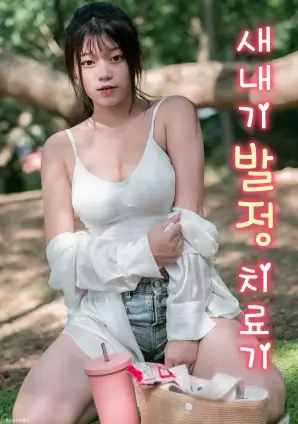 访谈现场录音与场记本摊开的桌面示意